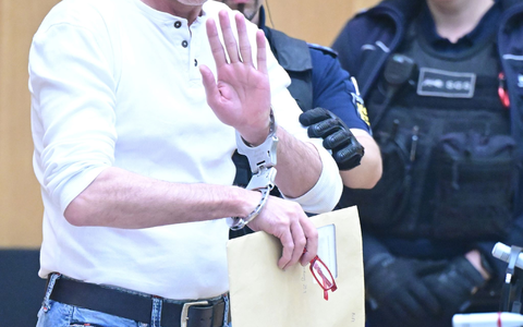 Ein Angeklagter hat sich in Stuttgart erstmals zu den Vorwürfen geäußert. - Foto: Bernd Weißbrod/dpa-Pool/dpa