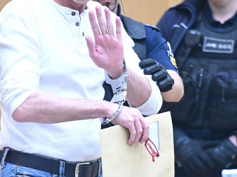 Ein Angeklagter hat sich in Stuttgart erstmals zu den Vorwürfen geäußert. - Foto: Bernd Weißbrod/dpa-Pool/dpa