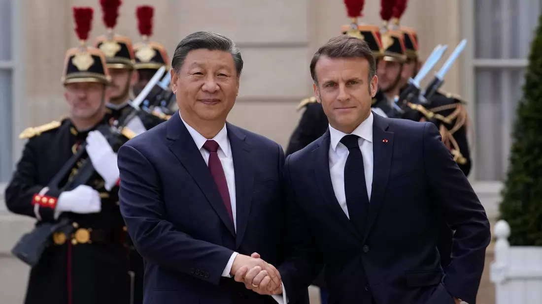 Der französische Präsident Emmanuel Macron (r) begrüßt Chinas Präsident Xi Jinping vor ihrem Treffen im Elysee-Palast. - Bild: Christophe Ena/AP/dpa