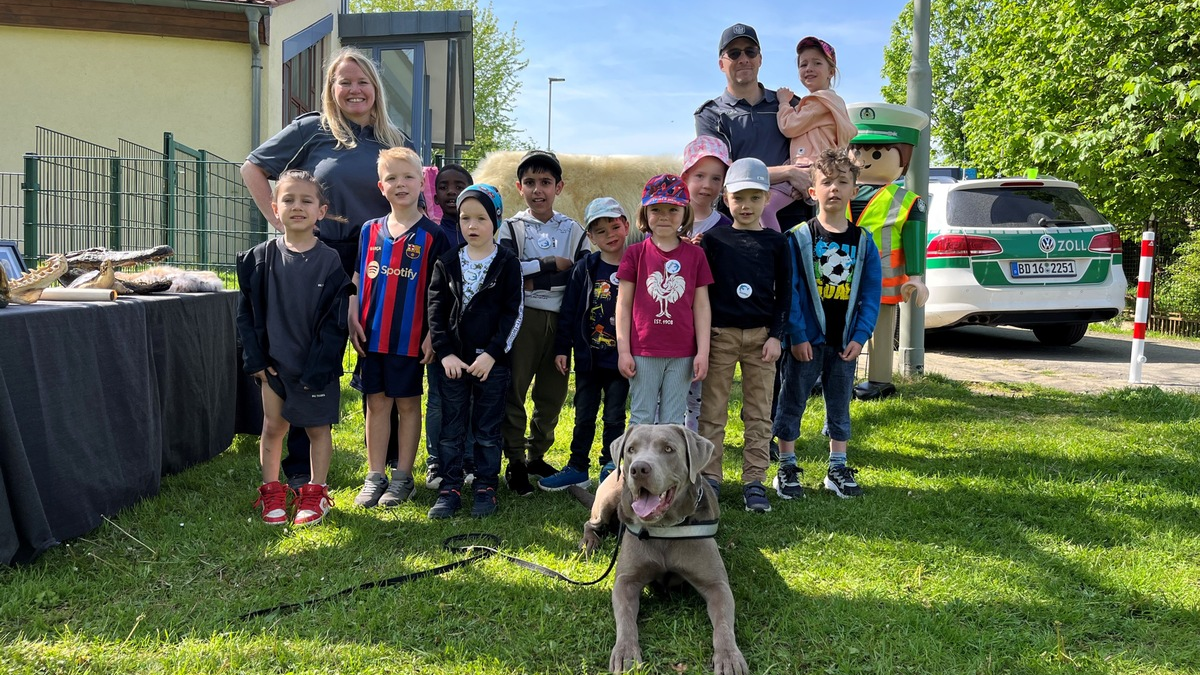 HZA-GI: Zollhund Nabou zu Besuch im Kindergarten - Foto: presseportal.de
