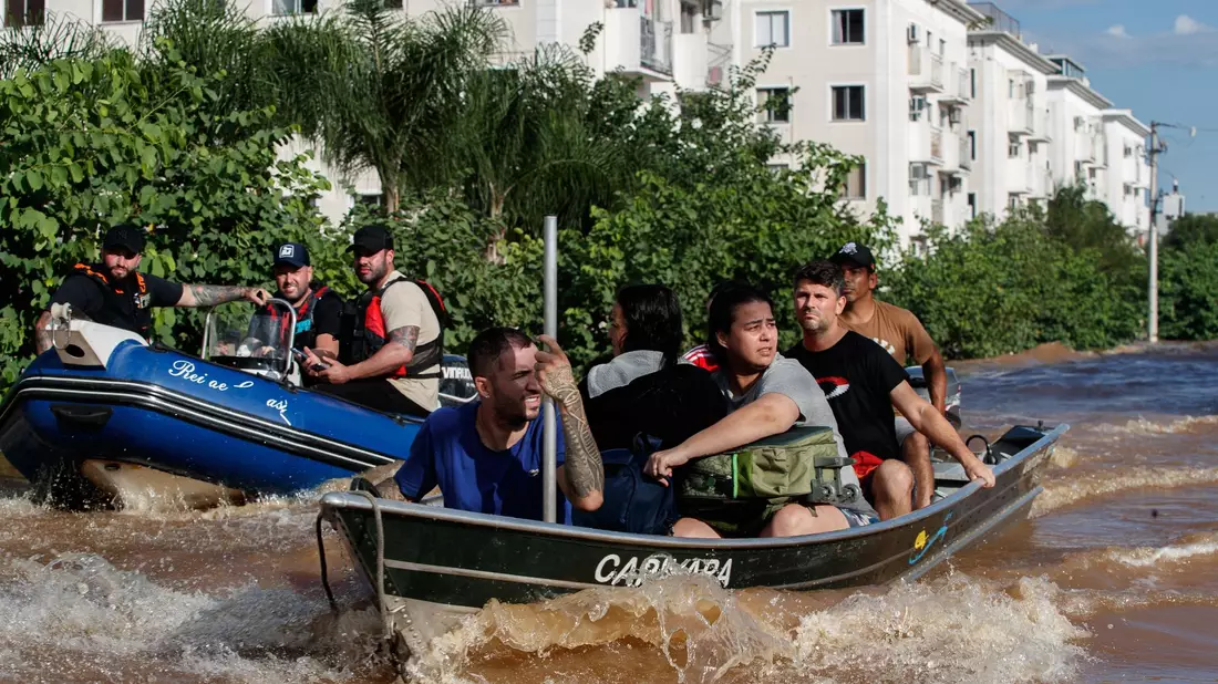 Ein Rettungsteam beim Transport von Menschen im brasilianischen Bundesstaat Rio Grande do Sul. - Bild: ---/XinHua/dpa