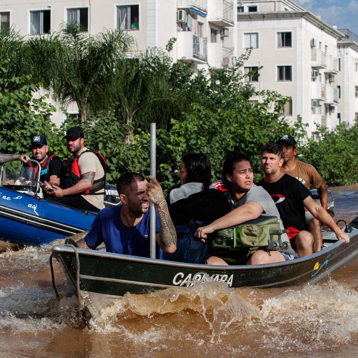 Ein Rettungsteam beim Transport von Menschen im brasilianischen Bundesstaat Rio Grande do Sul. - Foto: ---/XinHua/dpa