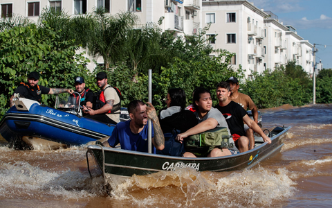 Ein Rettungsteam beim Transport von Menschen im brasilianischen Bundesstaat Rio Grande do Sul. - Foto: ---/XinHua/dpa