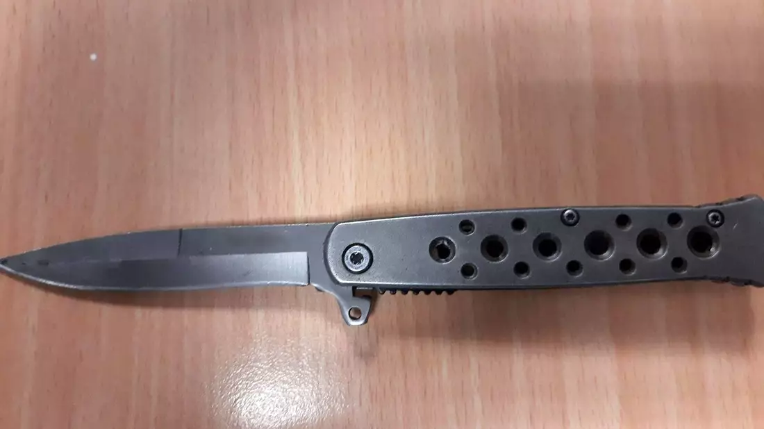 BPOL NRW: Bundespolizisten stellen zugriffbereites Einhandmesser sicher - Bild: presseportal.de