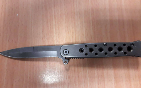 BPOL NRW: Bundespolizisten stellen zugriffbereites Einhandmesser sicher - Foto: presseportal.de