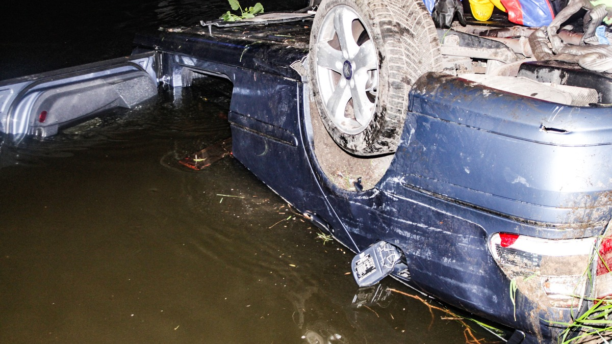 POL-GT: 37-jähriger Autofahrer wird durch Polizisten aus der Lutter gerettet - Foto: presseportal.de