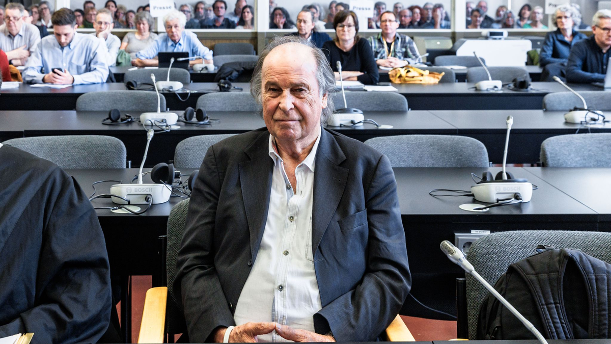 Der 80-jährige Arzt zum Auftakt seines Prozesses im Gerichtssaal in Hamburg. - Foto: Markus Scholz/dpa pool/dpa