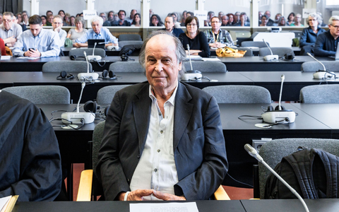 Der 80-jährige Arzt zum Auftakt seines Prozesses im Gerichtssaal in Hamburg. - Foto: Markus Scholz/dpa pool/dpa