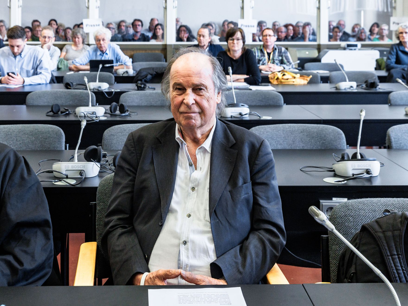 Der 80-jährige Arzt zum Auftakt seines Prozesses im Gerichtssaal in Hamburg. - Foto: Markus Scholz/dpa pool/dpa
