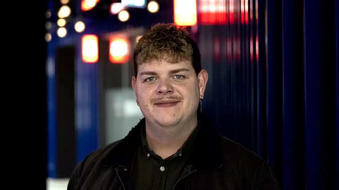 Isaak Guderian wird Deutschland beim Eurovision Song Contest (ESC) 2024 in Malmö vertreten. - Bild: Soeren Stache/dpa