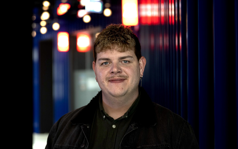 Isaak Guderian wird Deutschland beim Eurovision Song Contest (ESC) 2024 in Malmö vertreten. - Foto: Soeren Stache/dpa