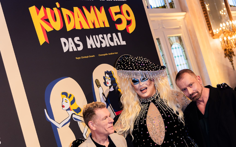 Produzent Peter Plate (l-r), Dragquen  Laila Licious und Ulf Leo Sommer bei der  Premiere im Theater des Westens. - Foto: Christoph Soeder/dpa
