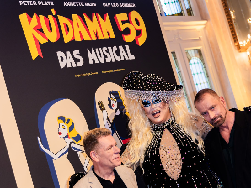 Produzent Peter Plate (l-r), Dragquen  Laila Licious und Ulf Leo Sommer bei der  Premiere im Theater des Westens. - Foto: Christoph Soeder/dpa