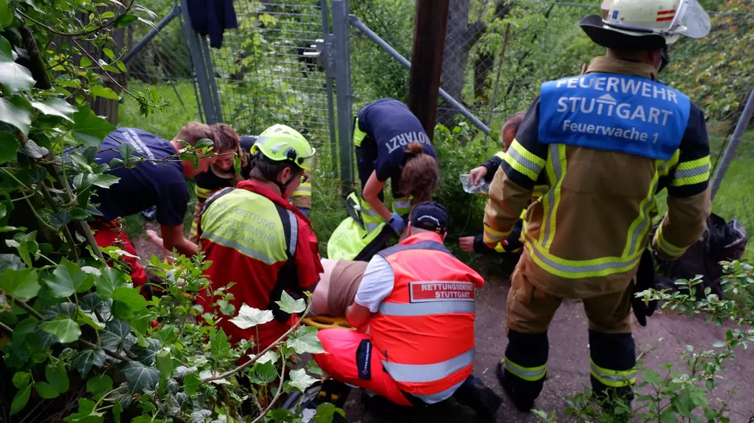 FW Stuttgart: Feuerwehr rettet Person aus Versorgungsschacht - Bild: presseportal.de