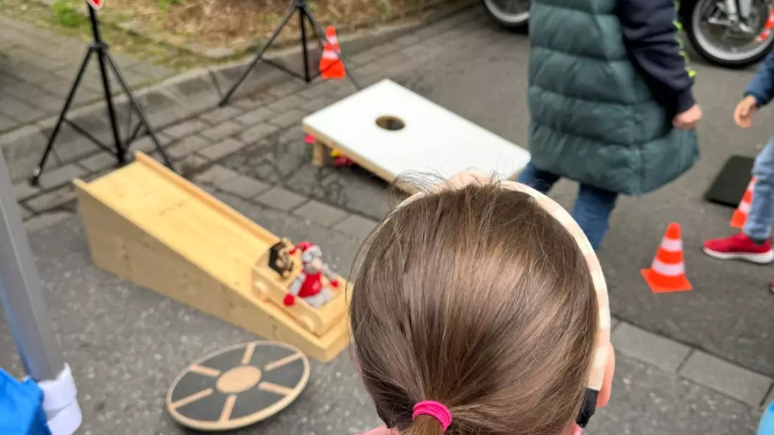 POL-UN: Schwerte - Infostand der Polizei auf dem Drahteselmarkt mit Mitmachaktionen für Groß und Klein - Bild: presseportal.de