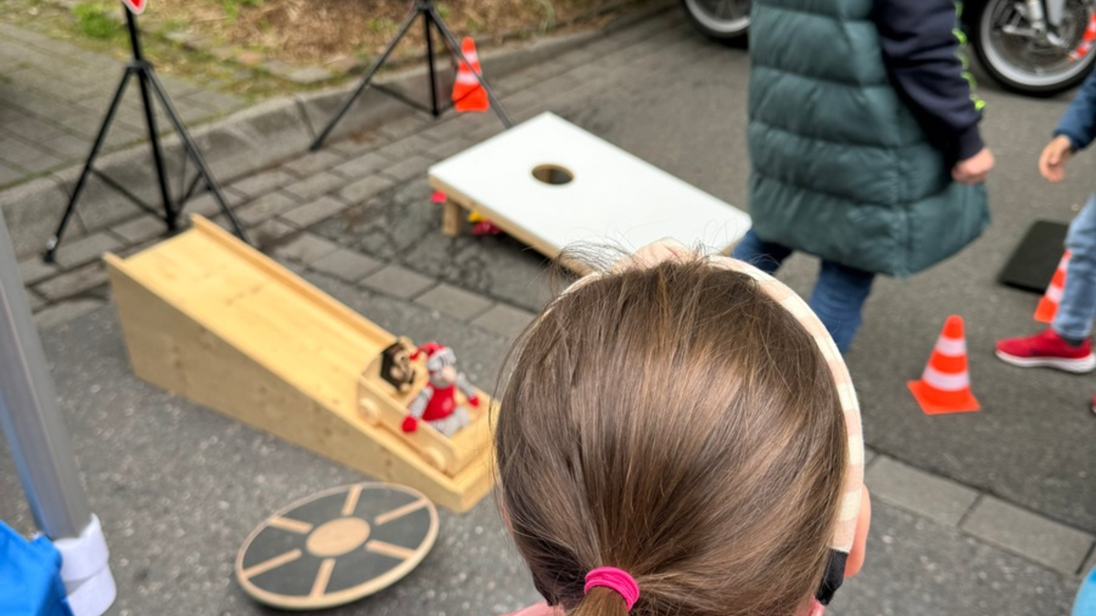 POL-UN: Schwerte - Infostand der Polizei auf dem Drahteselmarkt mit Mitmachaktionen für Groß und Klein - Foto: presseportal.de