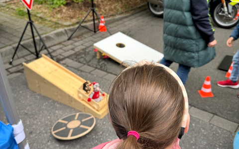 POL-UN: Schwerte - Infostand der Polizei auf dem Drahteselmarkt mit Mitmachaktionen für Groß und Klein - Foto: presseportal.de