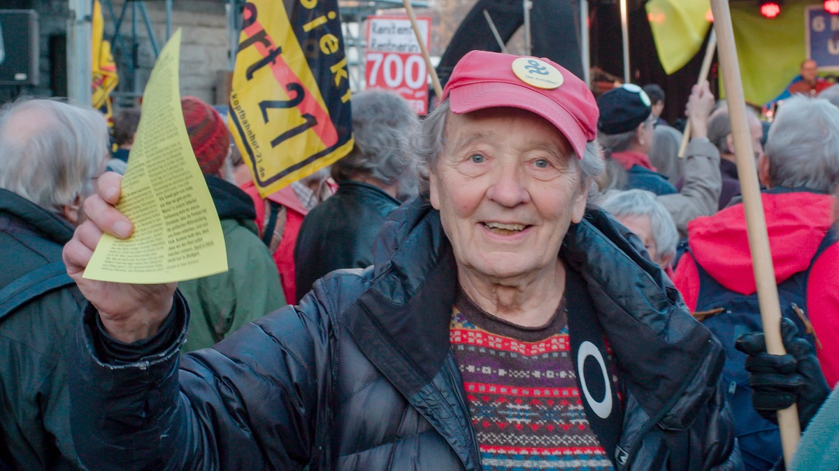 MDR fragt für die ARD im jungen Geschichtsformat „Past Forward“: „Muss ich in den Krieg?“ - Foto: presseportal.de