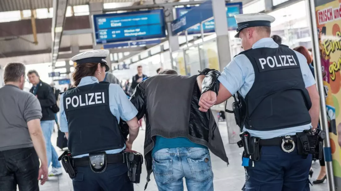 Bundespolizeidirektion München: Gesuchter Polizeibekannter greift nach Schwarzfahrt Polizisten an/ Bundespolizei bringt Mann in Haft - Bild: presseportal.de