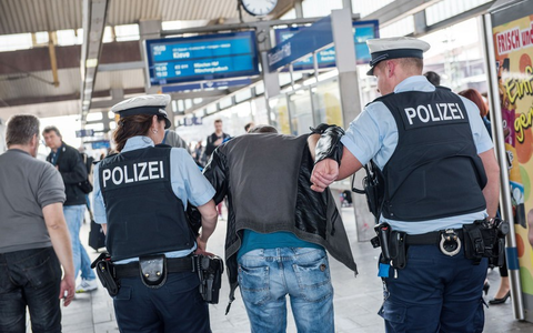 Bundespolizeidirektion München: Gesuchter Polizeibekannter greift nach Schwarzfahrt Polizisten an/ Bundespolizei bringt Mann in Haft - Foto: presseportal.de