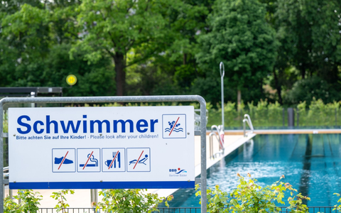 Die Berliner Bäderbetriebe haben ihr neues Sicherheitskonzept vorgestellt. - Foto: Monika Skolimowska/dpa