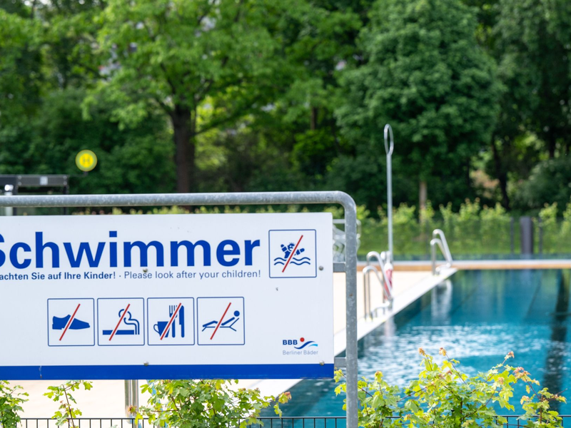 Die Berliner Bäderbetriebe haben ihr neues Sicherheitskonzept vorgestellt. - Foto: Monika Skolimowska/dpa