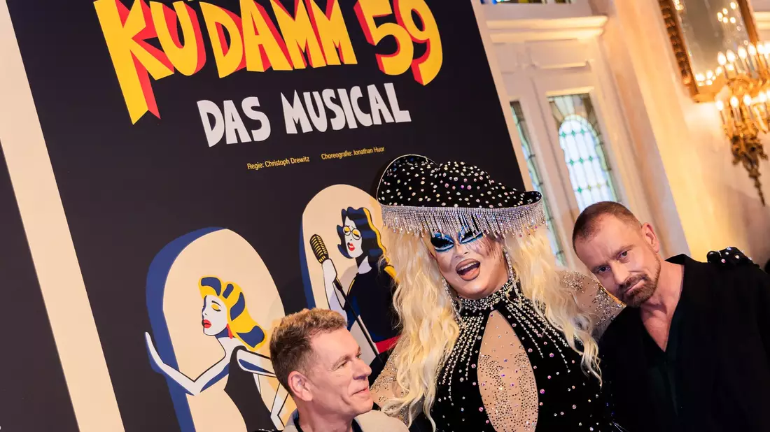 Produzent Peter Plate (l-r), Dragquen  Laila Licious und Ulf Leo Sommer bei der  Premiere im Theater des Westens. - Bild: Christoph Soeder/dpa