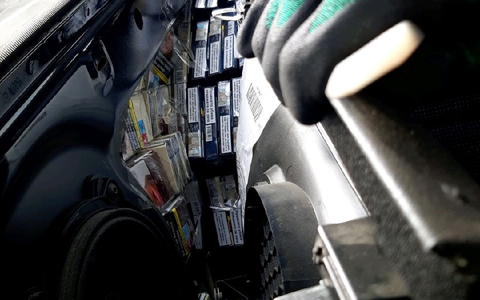 HZA-HN: Fahrenden Zigarettenautomat gestoppt / 22.160 Schmuggelzigaretten bei Kontrollen entdeckt - Foto: presseportal.de