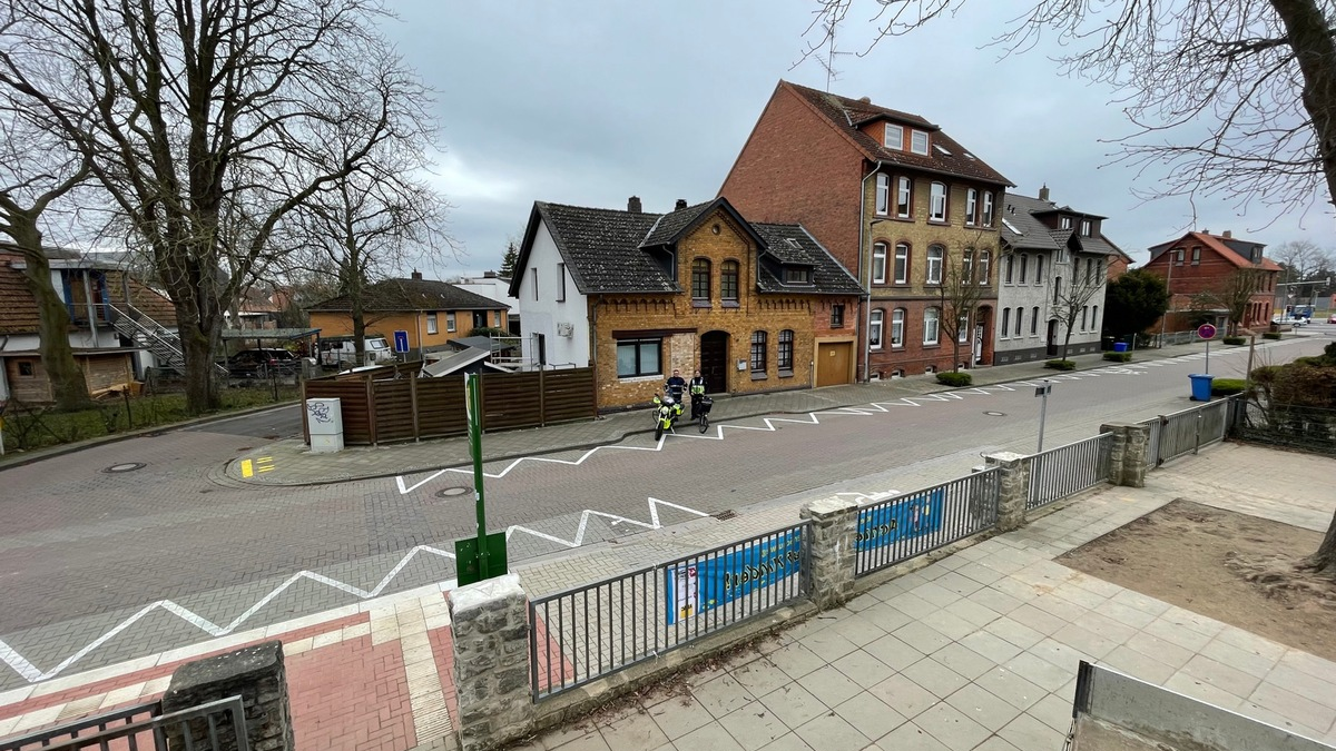 POL-HI: Sarstedt - Einrichten einer Sperrfläche vor der Kastanienhofschule - Foto: presseportal.de
