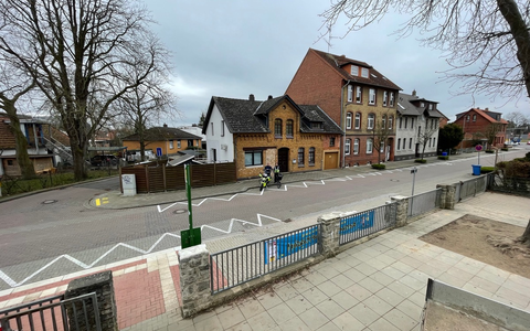 POL-HI: Sarstedt - Einrichten einer Sperrfläche vor der Kastanienhofschule - Foto: presseportal.de
