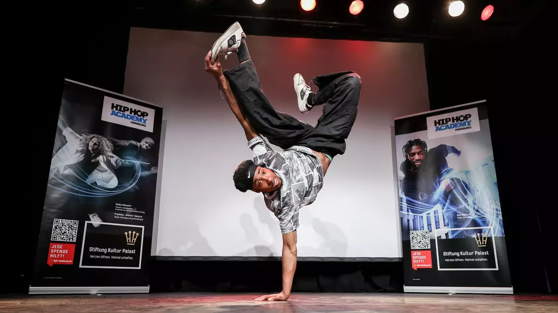 Breaking-Tänzer Noah Tete. Die Tanzsportart feiert seine Olympia-Premiere. - Bild: Christian Charisius/dpa