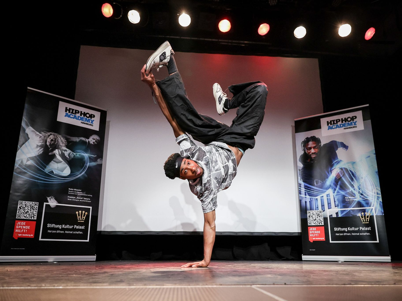 Breaking-Tänzer Noah Tete. Die Tanzsportart feiert seine Olympia-Premiere. - Foto: Christian Charisius/dpa