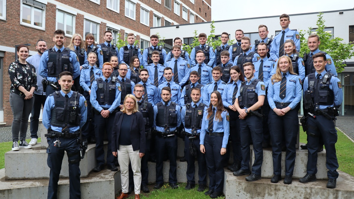 POL-PPTR: Versetzungen junger Polizeikommissarinnen und -kommissare. Das Polizeipräsidium Trier wächst um 41 Mitarbeitende - Foto: presseportal.de