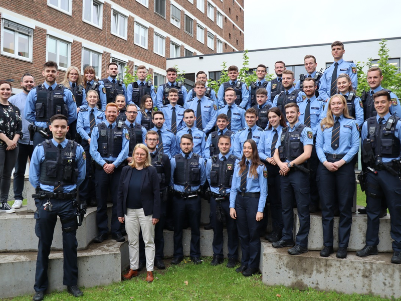 POL-PPTR: Versetzungen junger Polizeikommissarinnen und -kommissare. Das Polizeipräsidium Trier wächst um 41 Mitarbeitende - Foto: presseportal.de