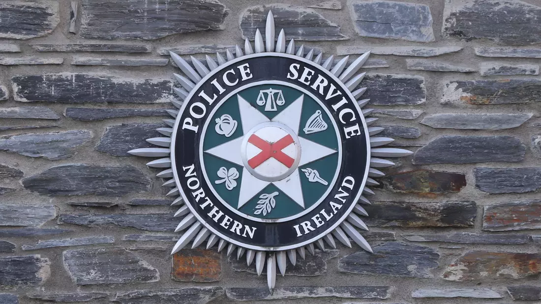 Das Logo des Police Service of Northern Ireland. - Bild: Niall Carson/PA Wire/dpa