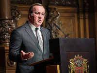 Bundesverteidigungsminister Boris Pistorius beschwert sich beim 74. Übersee-Tag im Hamburger Rathaus über den Umgang mit der deutschen Bundeswehr im eigenen Land. - Foto: Christian Charisius/dpa