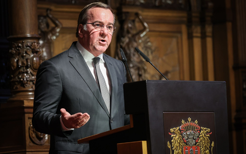 Bundesverteidigungsminister Boris Pistorius beschwert sich beim 74. Übersee-Tag im Hamburger Rathaus über den Umgang mit der deutschen Bundeswehr im eigenen Land. - Foto: Christian Charisius/dpa