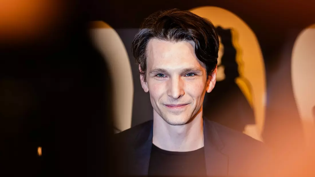 Schauspieler Sabin Tambrea bei der Premiere in Berlin. - Bild: Christoph Soeder/dpa