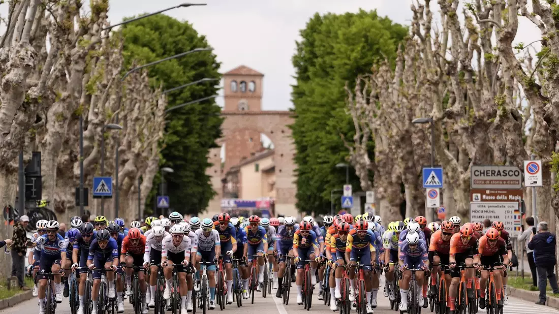 Die Fahrer während der dritten Etappe des Giro d’Italia. - Bild: Fabio Ferrari/LaPresse via ZUMA Press/dpa