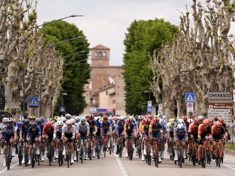 Die Fahrer wĂ€hrend der dritten Etappe des Giro dâItalia. - Foto: Fabio Ferrari/LaPresse via ZUMA Press/dpa