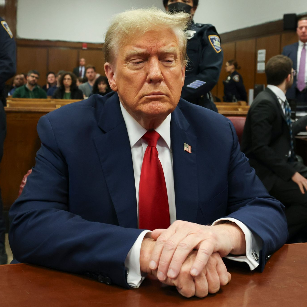 Richter Merchan hat eine Strafe von 1000 Dollar gegen den ehemaligen Präsidenten Donald Trump verhängt. - Foto: Brendan McDermid/Pool Reuters/dpa