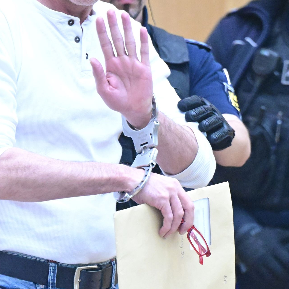 Ein Angeklagter hat sich in Stuttgart erstmals zu den Vorwürfen geäußert. - Foto: Bernd Weißbrod/dpa-Pool/dpa