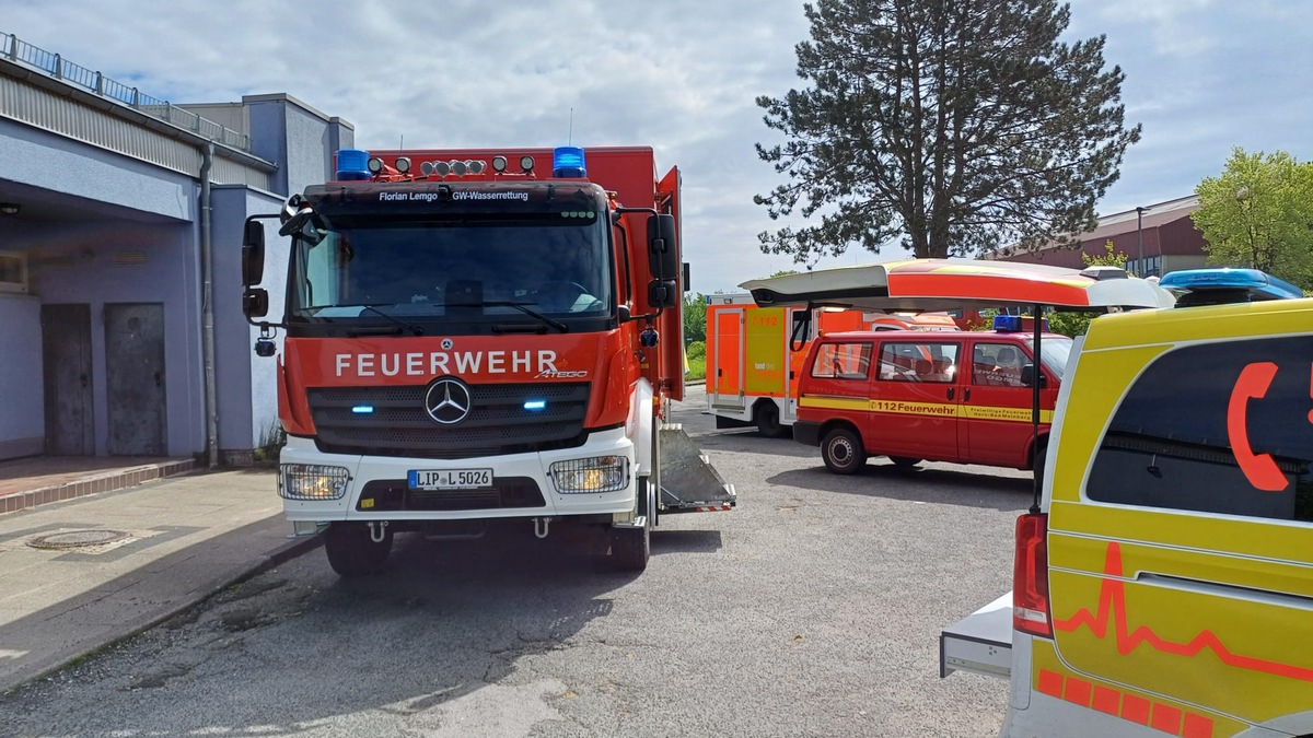 FW Horn-Bad Meinberg: Kind in Schwimmhalle mit Fuß im Becken eingeklemmt - Mit Unterstützung einer Tauchergruppe konnte Fuß befreit werden - Foto: presseportal.de