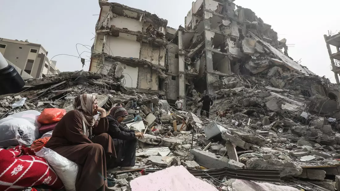 Palästinenserinnen sitzen auf Trümmern im Flüchtlingslager Nuseirat im Gazastreifen nach dem Abzug der israelischen Streitkräfte (IDF). - Bild: Omar Naaman/dpa