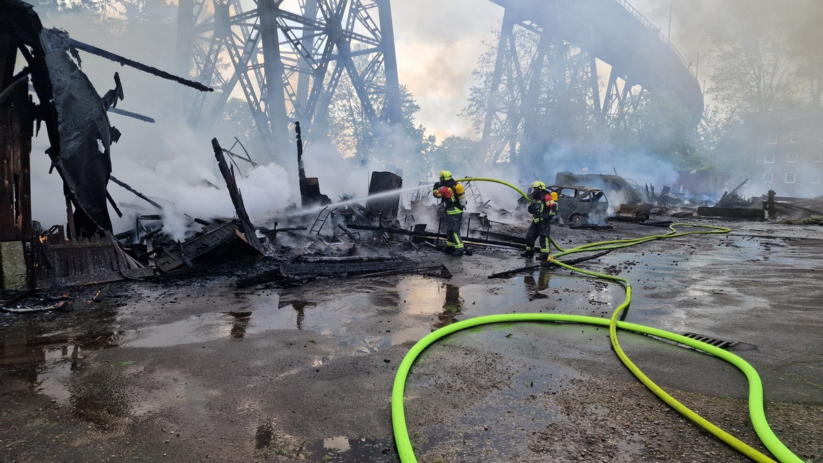 FW-RD: Großfeuer in Rendsburg mehr als 100 Einsatzkräfte löschten das Feuer - Foto: presseportal.de