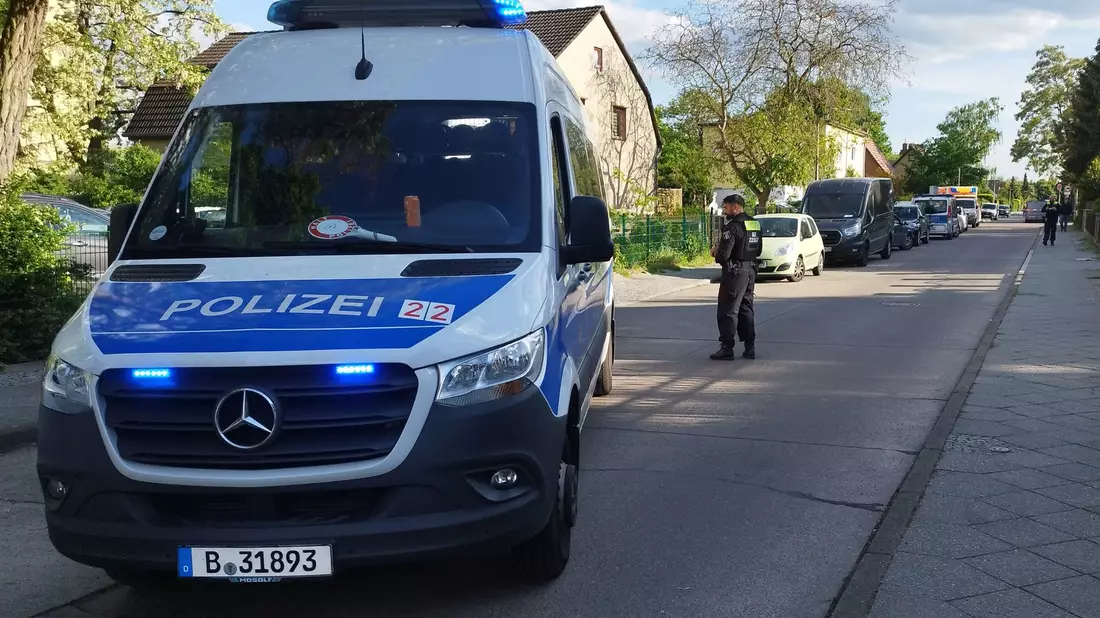 Polizisten sperren eine Straße im Berliner Bezirk Spandau für die Ermittlungsarbeiten. - Bild: Christian Pörschmann/dpa