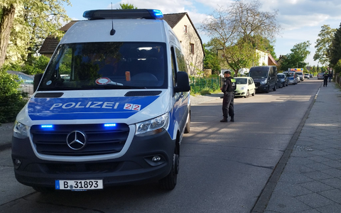 Polizisten sperren eine Straße im Berliner Bezirk Spandau für die Ermittlungsarbeiten. - Foto: Christian Pörschmann/dpa