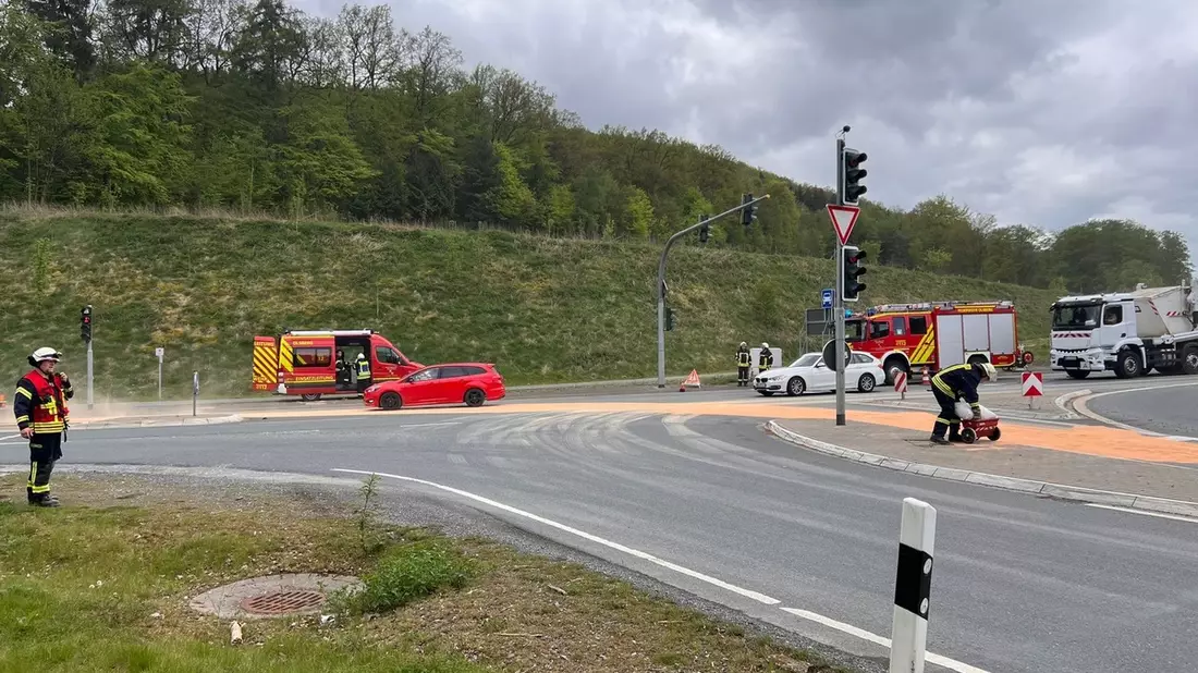 FF Olsberg: Verkehrsbehinderung durch große Ölspur auf B480 und B 7 in Olsberg - Bild: presseportal.de