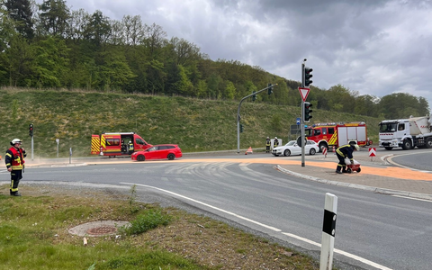 FF Olsberg: Verkehrsbehinderung durch große Ölspur auf B480 und B 7 in Olsberg - Foto: presseportal.de FF Olsberg: Verkehrsbehinderung durch große Ölspur auf B480 und B 7 in Olsberg - Foto: presseportal.de