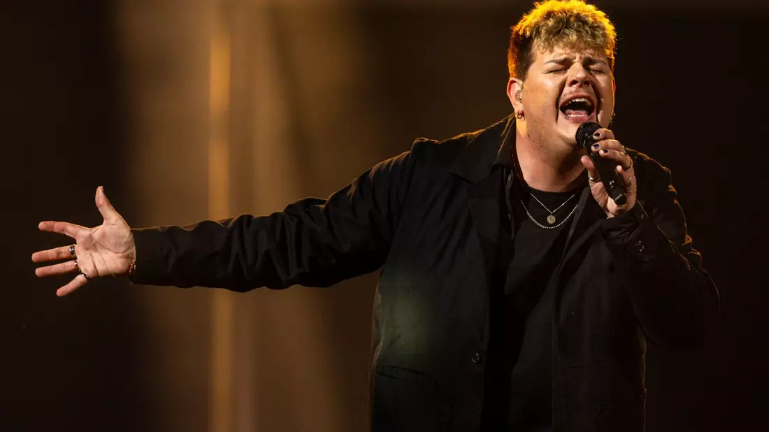 Isaak bei den Proben - er geht für Deutschland mit dem  Song «Always On The Run» ins Rennen. - Bild: Jens Büttner/dpa